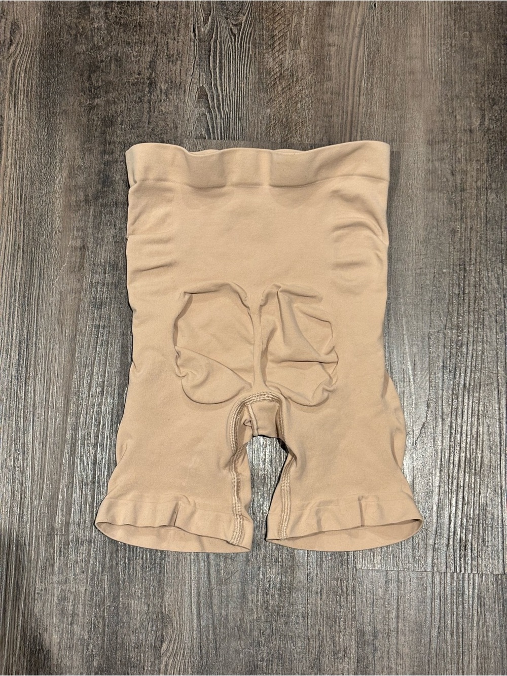 SKIMS Nude/Taupe Seamless Shaping Shorts - Picture 2 of 3